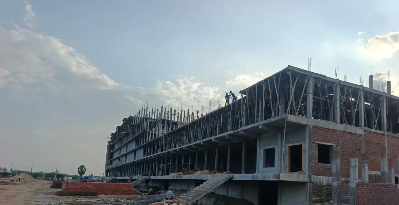 Wide view along the front block